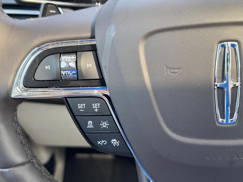 Lincoln Navigator L Vehicle Full-screen Gallery Image 19