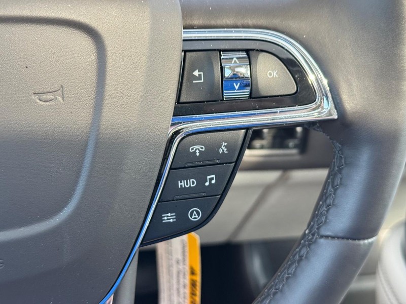 Lincoln Navigator L Vehicle Full-screen Gallery Image 20