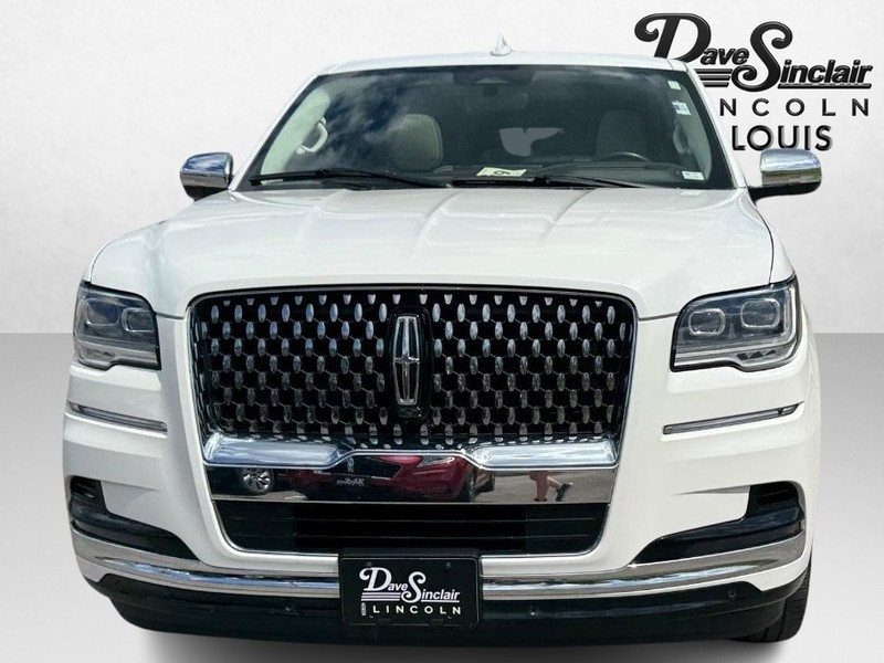 Lincoln Navigator Vehicle Full-screen Gallery Image 02