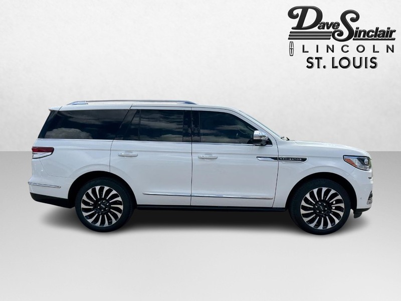 Lincoln Navigator Vehicle Full-screen Gallery Image 04
