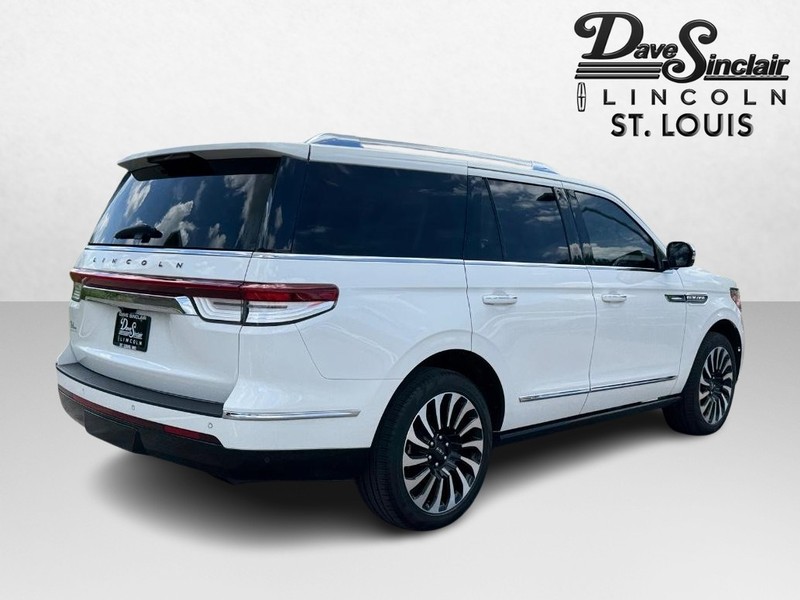 Lincoln Navigator Vehicle Full-screen Gallery Image 05