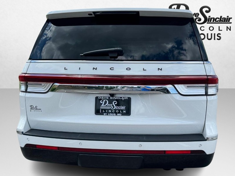 Lincoln Navigator Vehicle Full-screen Gallery Image 06