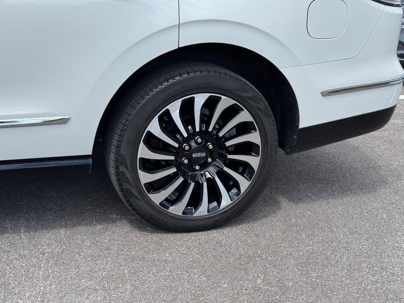 Lincoln Navigator Vehicle Full-screen Gallery Image 10