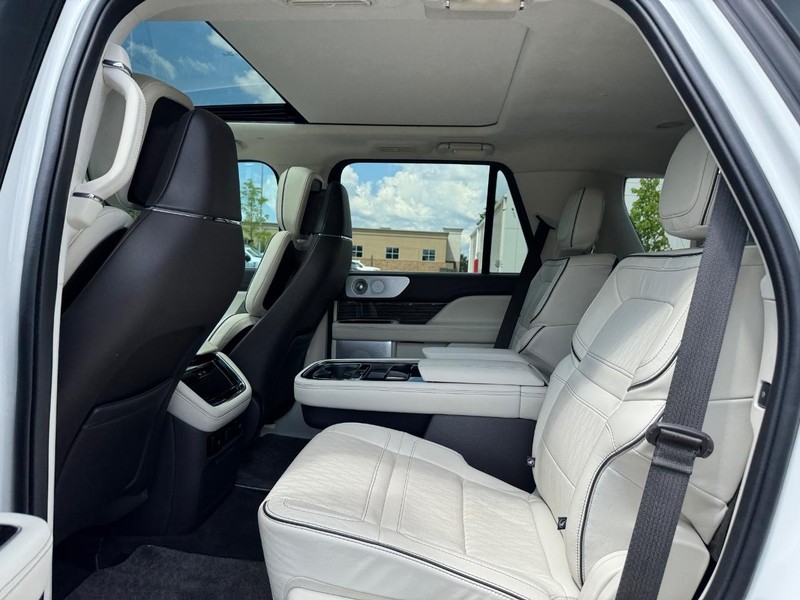 Lincoln Navigator Vehicle Full-screen Gallery Image 11