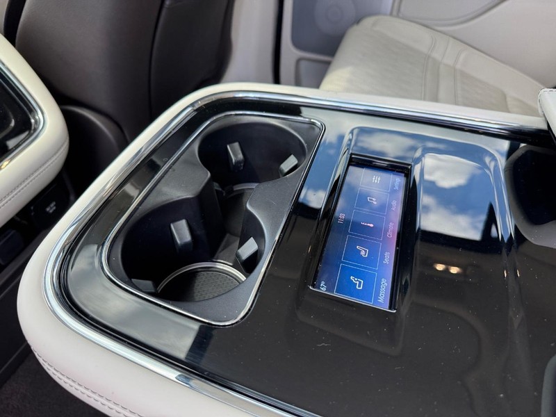 Lincoln Navigator Vehicle Full-screen Gallery Image 12