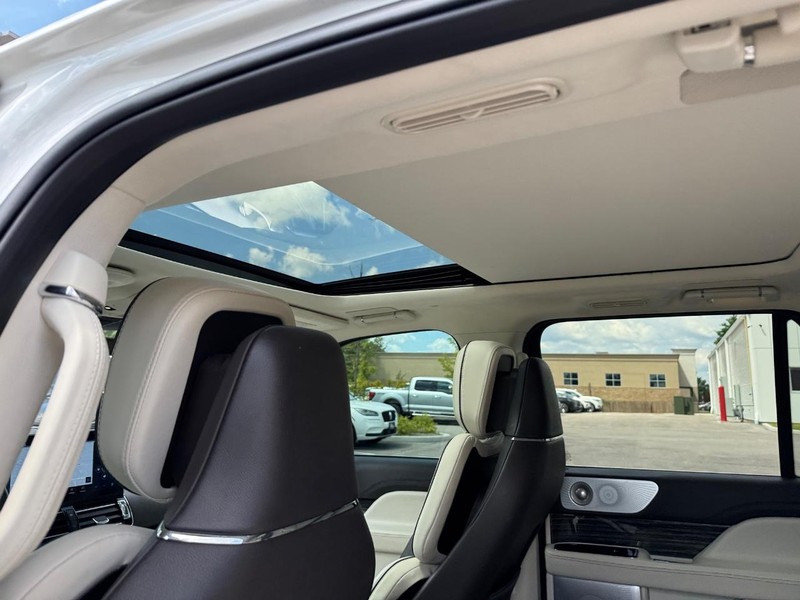 Lincoln Navigator Vehicle Full-screen Gallery Image 13