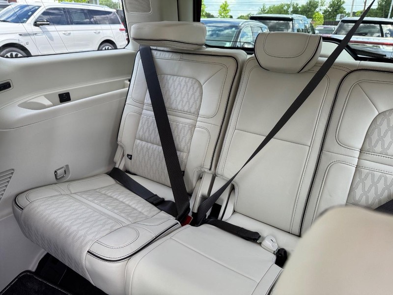 Lincoln Navigator Vehicle Full-screen Gallery Image 14