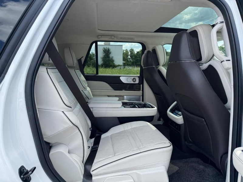 Lincoln Navigator Vehicle Full-screen Gallery Image 15