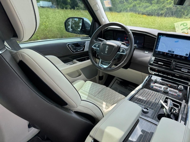 Lincoln Navigator Vehicle Full-screen Gallery Image 16