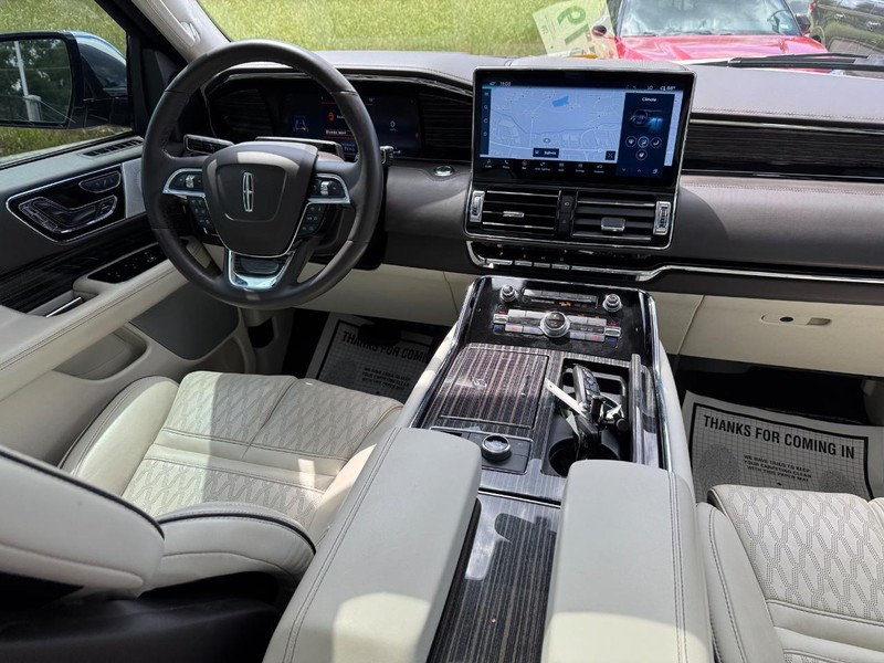 Lincoln Navigator Vehicle Full-screen Gallery Image 17