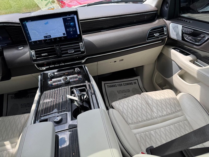 Lincoln Navigator Vehicle Full-screen Gallery Image 18