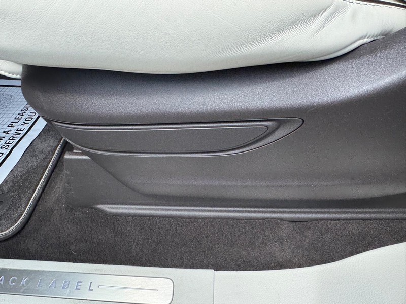Lincoln Navigator Vehicle Full-screen Gallery Image 19