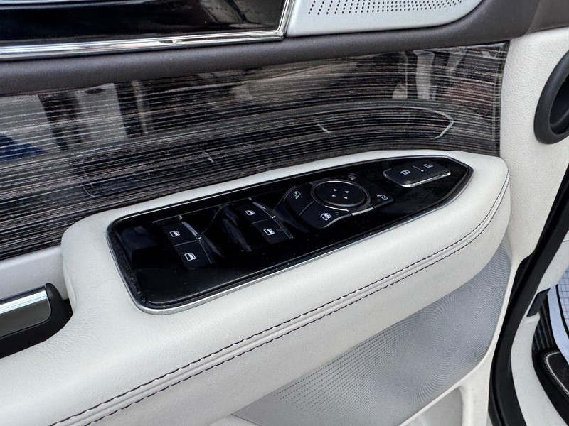 Lincoln Navigator Vehicle Full-screen Gallery Image 20