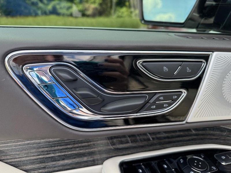 Lincoln Navigator Vehicle Full-screen Gallery Image 21
