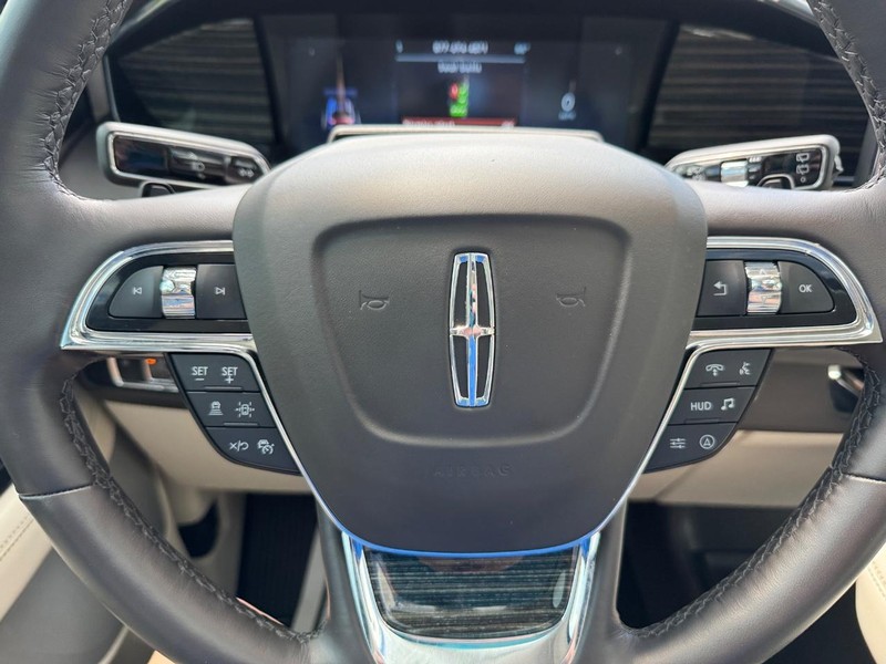 Lincoln Navigator Vehicle Full-screen Gallery Image 22