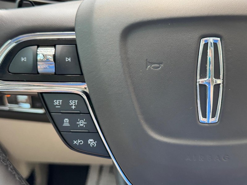 Lincoln Navigator Vehicle Full-screen Gallery Image 23