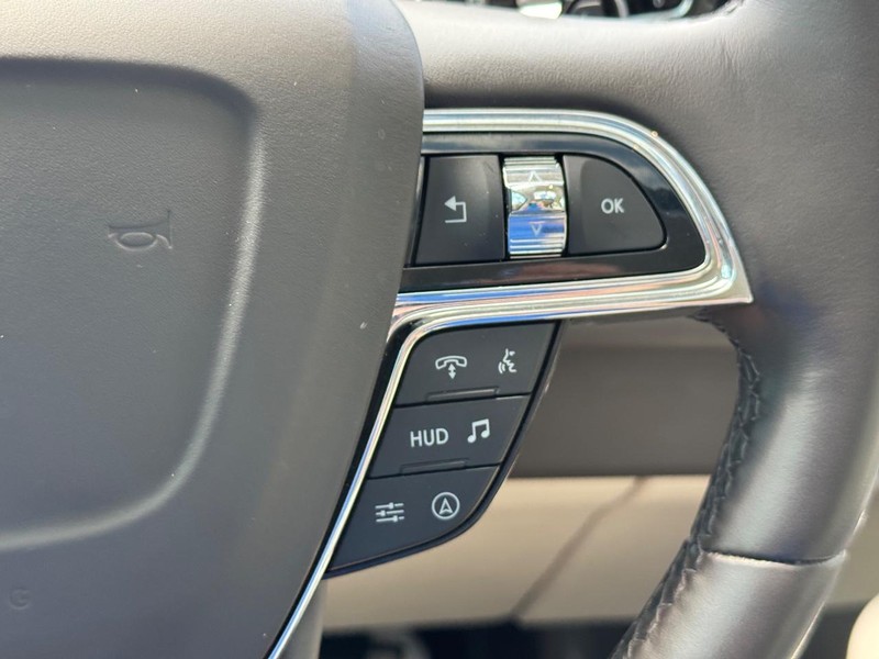 Lincoln Navigator Vehicle Full-screen Gallery Image 24