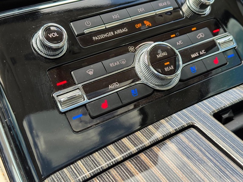 Lincoln Navigator Vehicle Full-screen Gallery Image 26