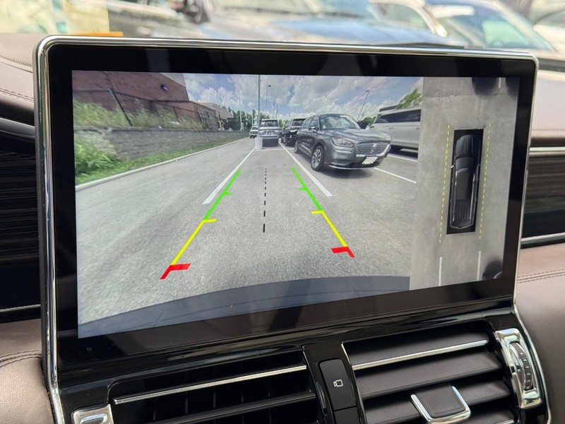 Lincoln Navigator Vehicle Full-screen Gallery Image 27