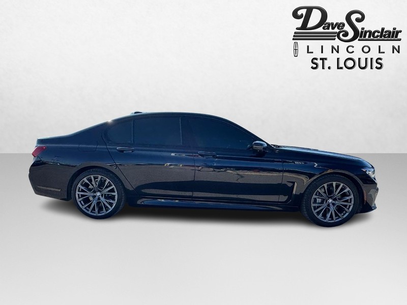 BMW 7 Series Vehicle Full-screen Gallery Image 04