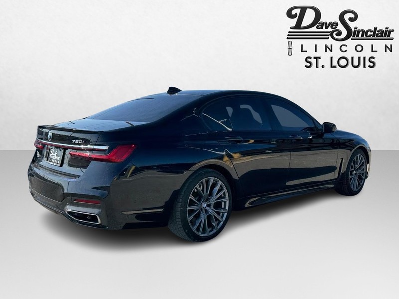 BMW 7 Series Vehicle Full-screen Gallery Image 05