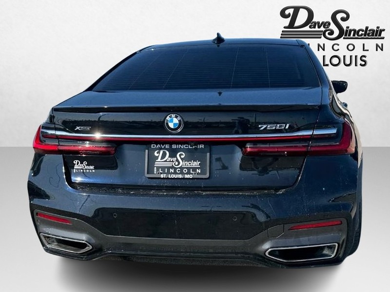 BMW 7 Series Vehicle Full-screen Gallery Image 06