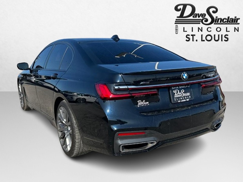BMW 7 Series Vehicle Full-screen Gallery Image 07