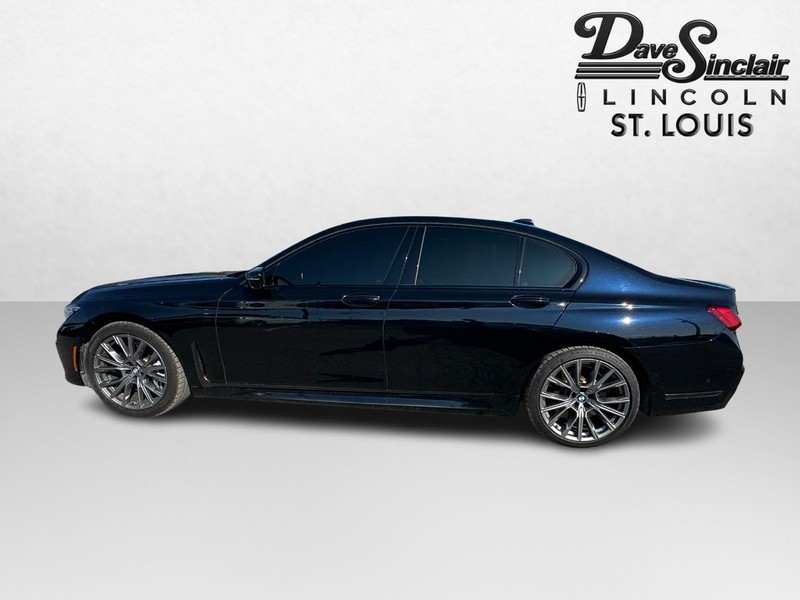 BMW 7 Series Vehicle Full-screen Gallery Image 09
