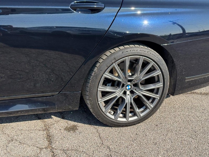 BMW 7 Series Vehicle Full-screen Gallery Image 10