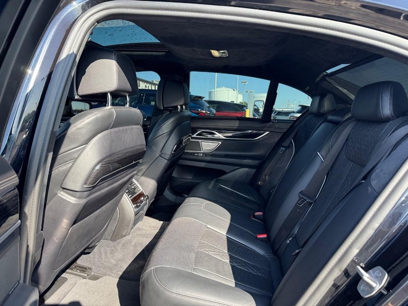 BMW 7 Series Vehicle Full-screen Gallery Image 11