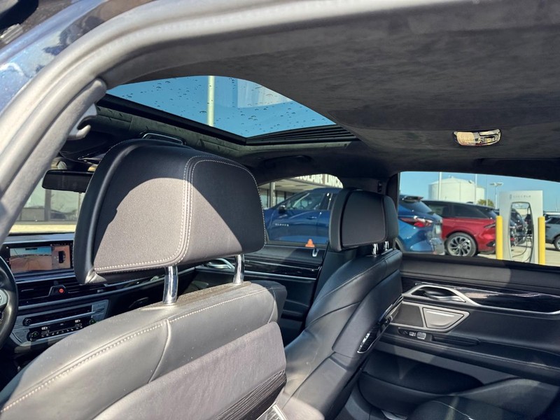 BMW 7 Series Vehicle Full-screen Gallery Image 12
