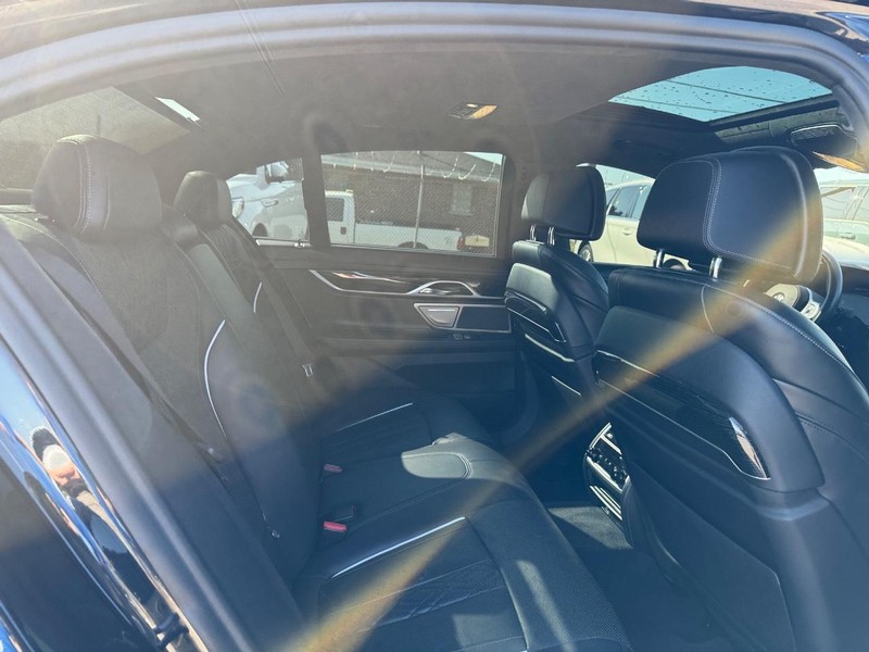 BMW 7 Series Vehicle Full-screen Gallery Image 13