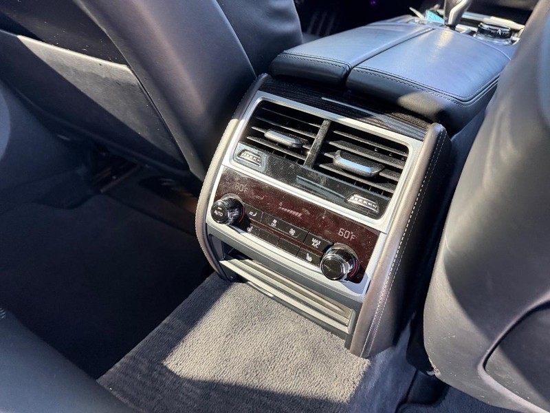 BMW 7 Series Vehicle Full-screen Gallery Image 14