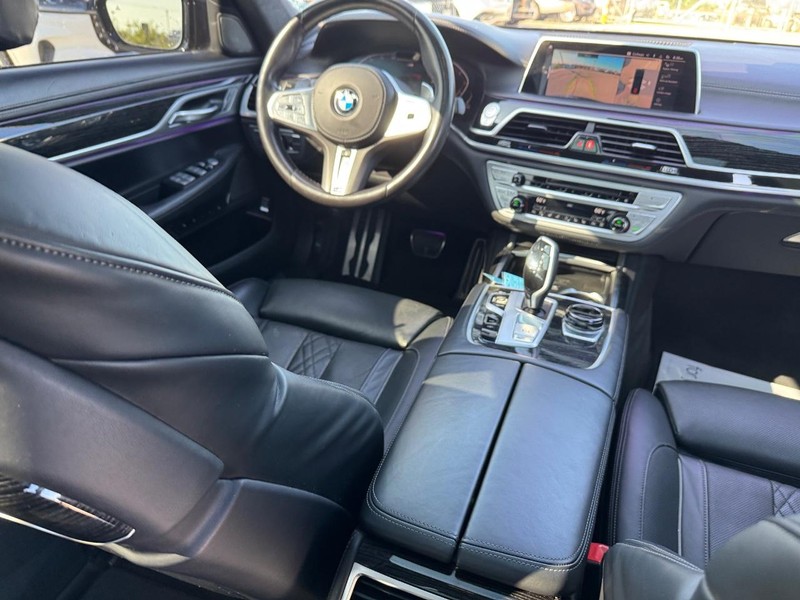 BMW 7 Series Vehicle Full-screen Gallery Image 15