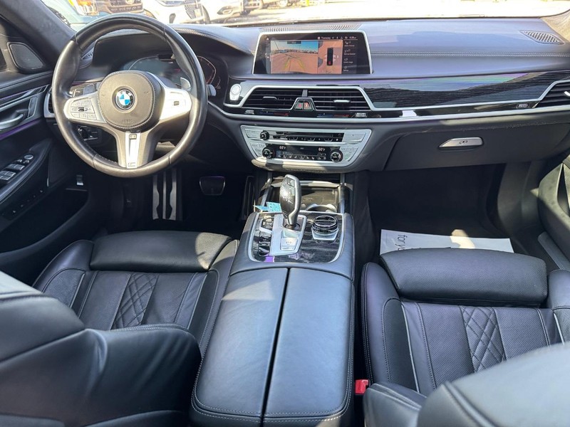 BMW 7 Series Vehicle Full-screen Gallery Image 16