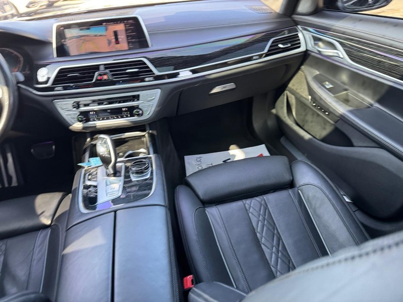 BMW 7 Series Vehicle Full-screen Gallery Image 17