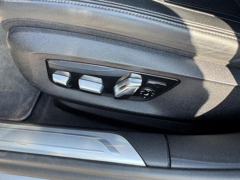 BMW 7 Series Vehicle Full-screen Gallery Image 18