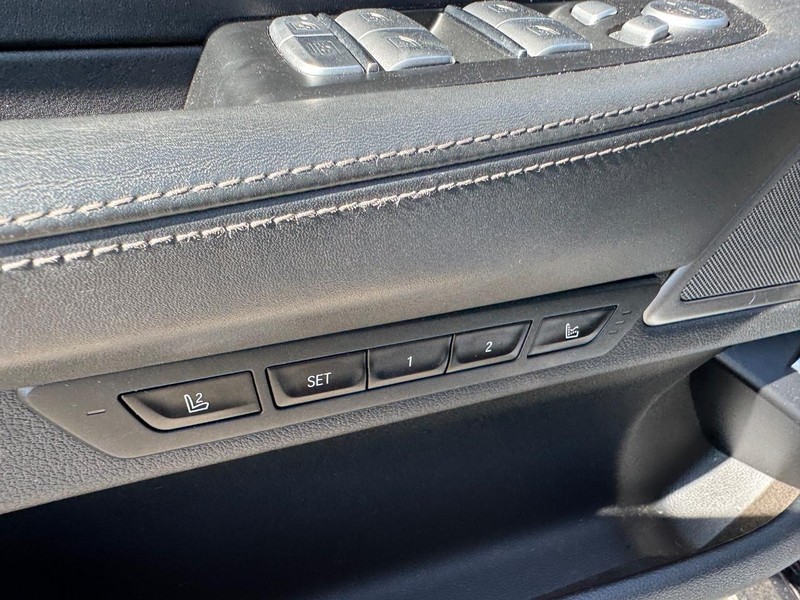 BMW 7 Series Vehicle Full-screen Gallery Image 20