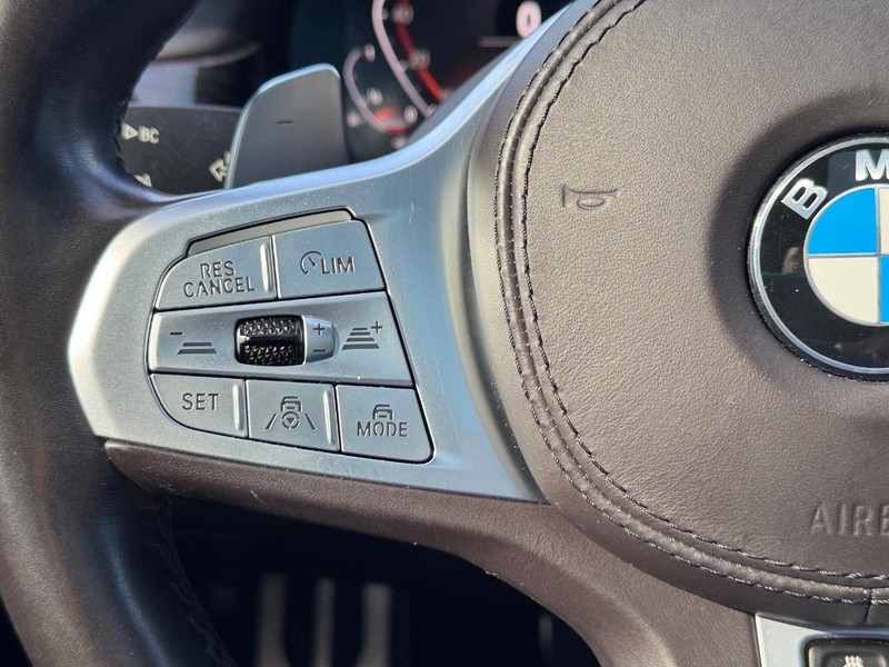 BMW 7 Series Vehicle Full-screen Gallery Image 22