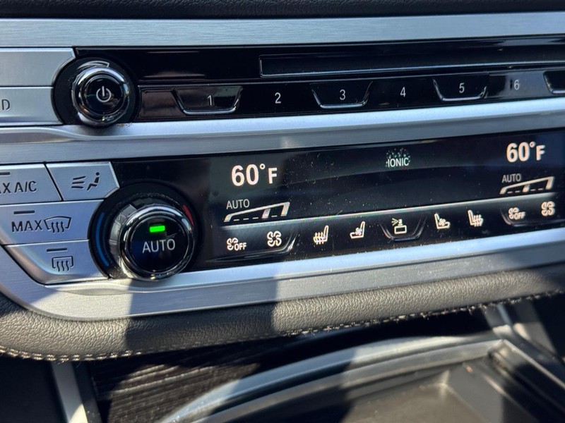 BMW 7 Series Vehicle Full-screen Gallery Image 25