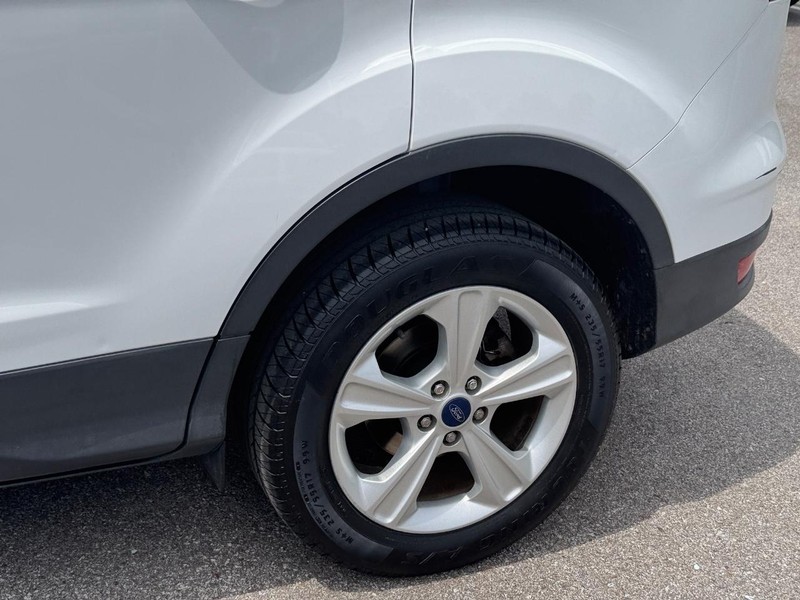 Ford Escape Vehicle Full-screen Gallery Image 10