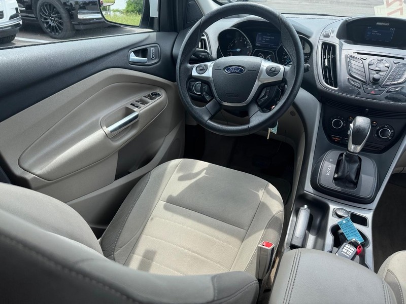 Ford Escape Vehicle Full-screen Gallery Image 13