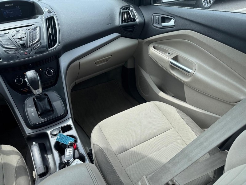 Ford Escape Vehicle Full-screen Gallery Image 15