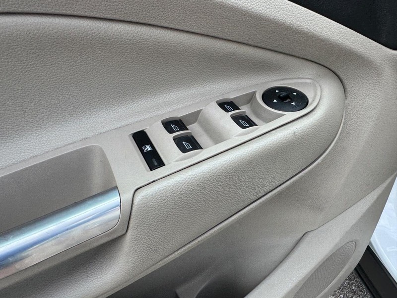 Ford Escape Vehicle Full-screen Gallery Image 17