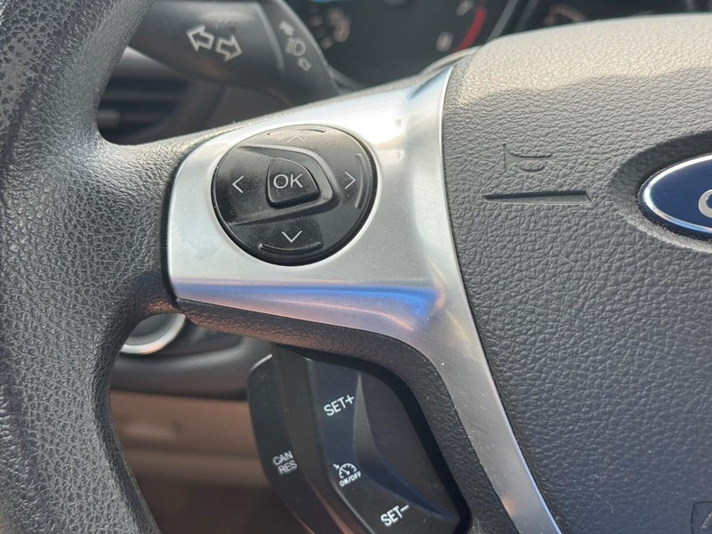 Ford Escape Vehicle Full-screen Gallery Image 18