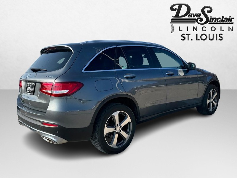 Mercedes-Benz GLC Vehicle Full-screen Gallery Image 05