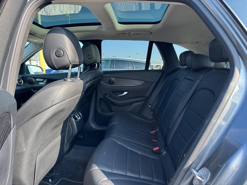 Mercedes-Benz GLC Vehicle Full-screen Gallery Image 11