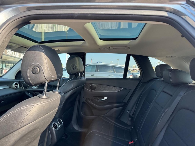 Mercedes-Benz GLC Vehicle Full-screen Gallery Image 12