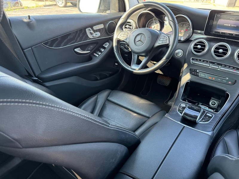 Mercedes-Benz GLC Vehicle Full-screen Gallery Image 14