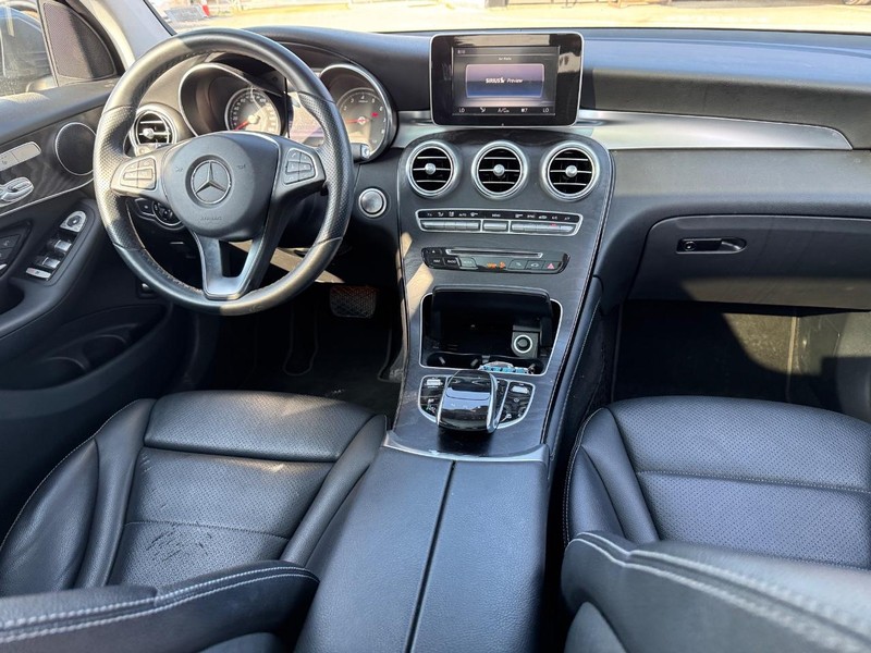 Mercedes-Benz GLC Vehicle Full-screen Gallery Image 15